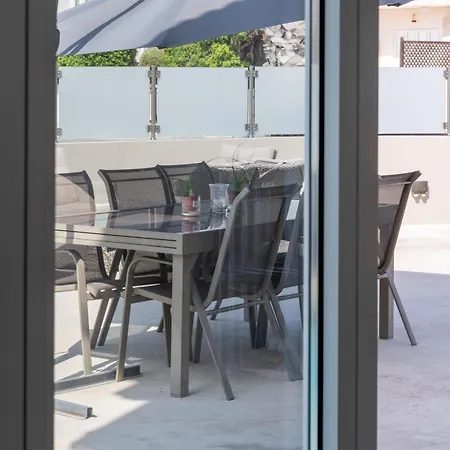 Lighthouse Pool Villa *