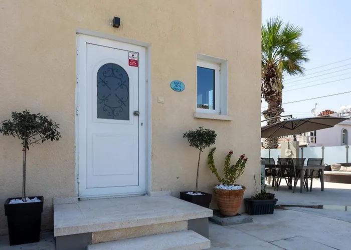 Lighthouse Pool Vila Paphos