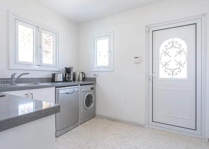 Lighthouse Pool * פאפוס