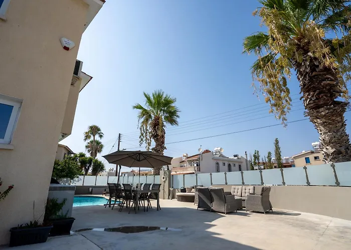 Lighthouse Pool פאפוס